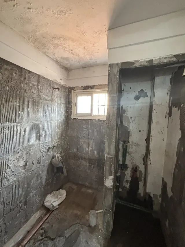 Baño en demolición antes de rehacer la instalación