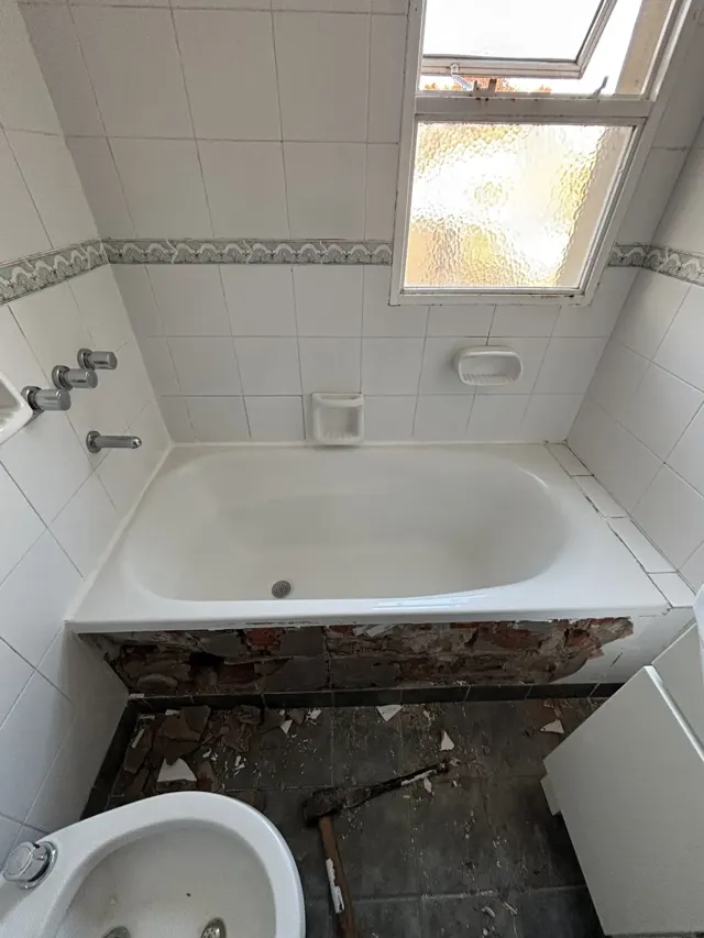Antes: Baño viejo con bañera antes de la reforma
